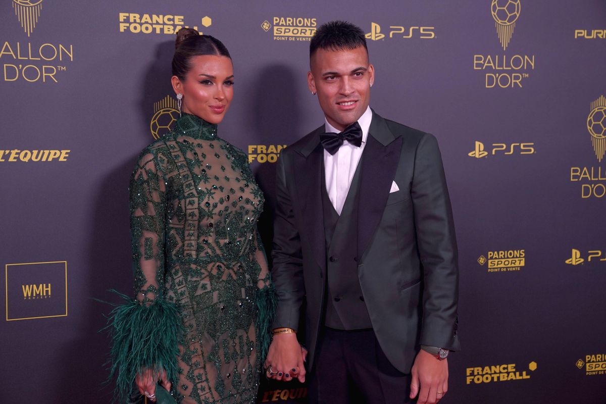 Spectacol și pe covorul roșu! Partenerele fotbaliștilor au făcut furori înainte de Gala „Balonul de Aur”: cine a atras toate privirile