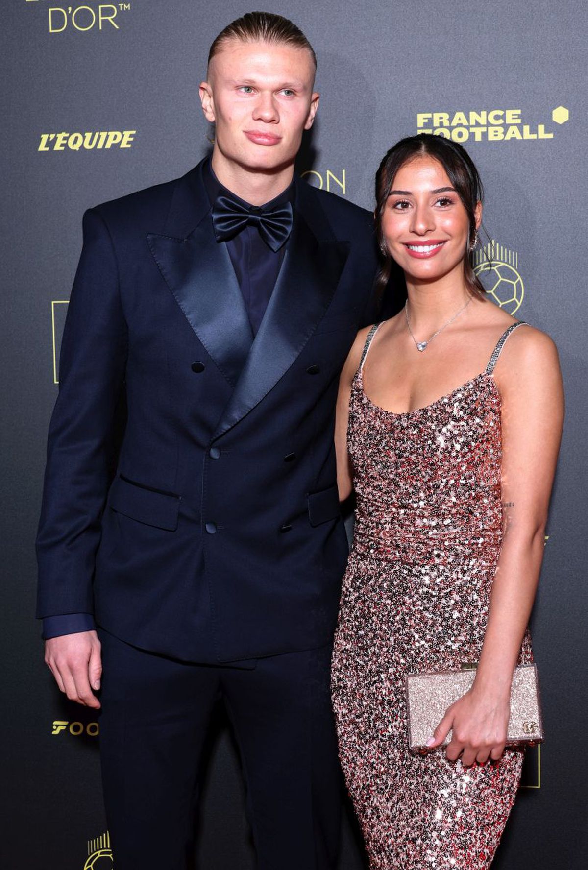 Spectacol și pe covorul roșu! Partenerele fotbaliștilor au făcut furori înainte de Gala „Balonul de Aur”: cine a atras toate privirile