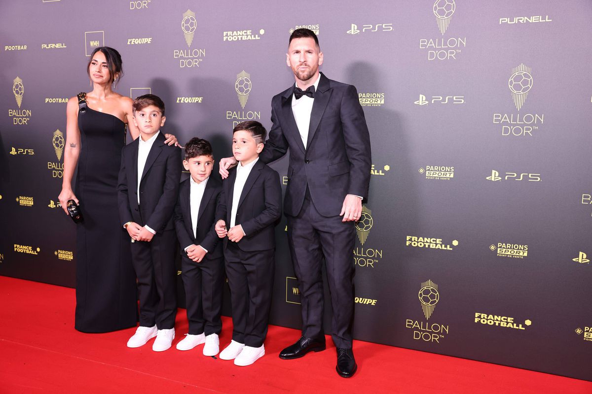 Spectacol și pe covorul roșu! Partenerele fotbaliștilor au făcut furori înainte de Gala „Balonul de Aur”: cine a atras toate privirile