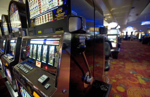 „Nimeni nu alege să fie dependent de jocuri de noroc” » Specialistă care îi sprijină pe dependenți: „Vin tot mai mulți adolescenți. Nu-și permit, dar tot continuă să joace”