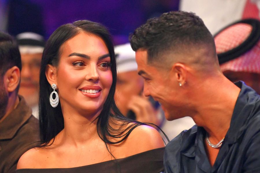 Georgina Rodriguez și Cristiano Ronaldo la meciul Fury vs. Ngannou (foto: Guliver/Getty Images) Cristiano a cerut-o de soție pe Georgina cu un inel „de cocktail” » Un expert în bijuterii i-a găsit defectul!