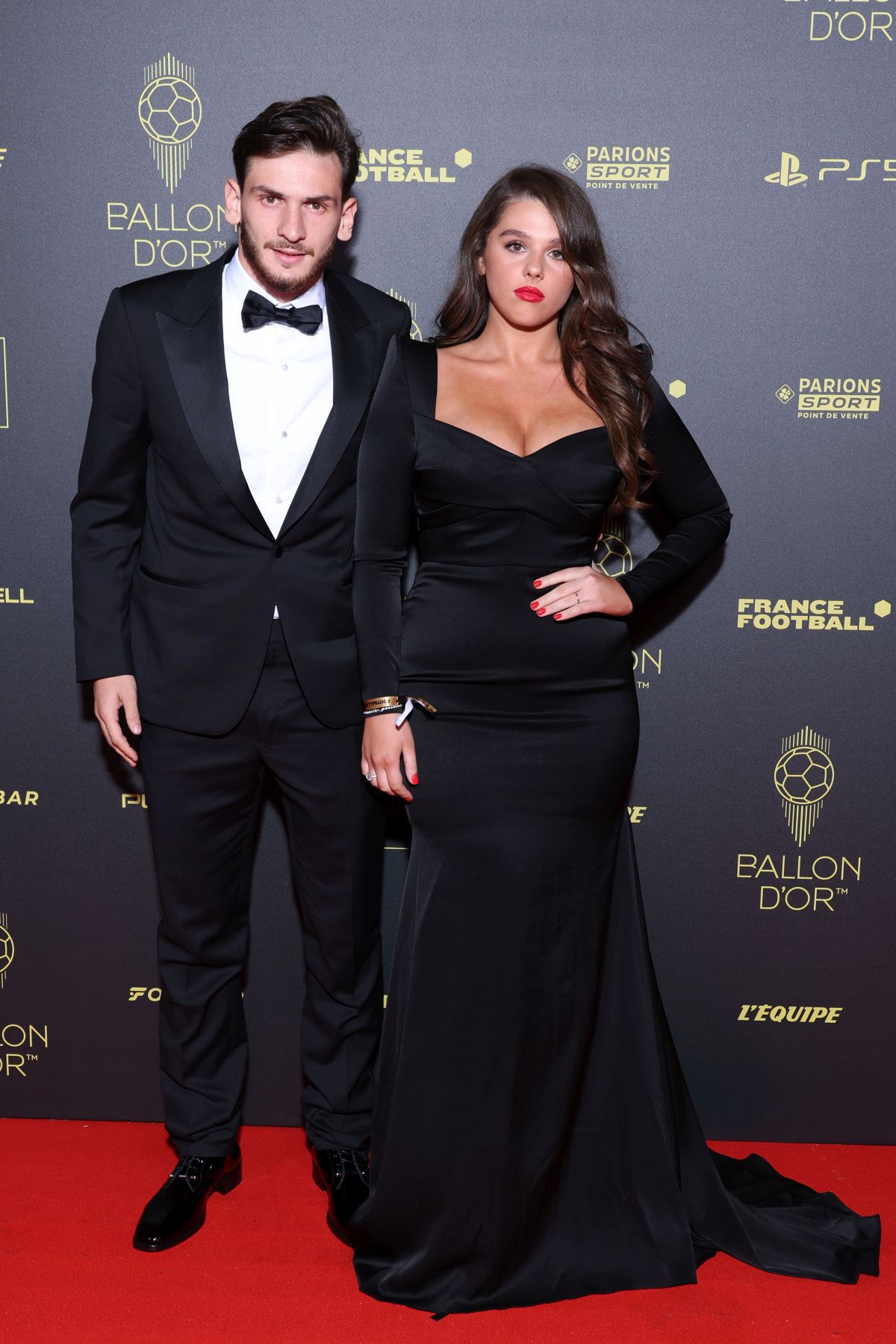 Spectacol și pe covorul roșu! Partenerele fotbaliștilor au făcut furori înainte de Gala „Balonul de Aur”: cine a atras toate privirile