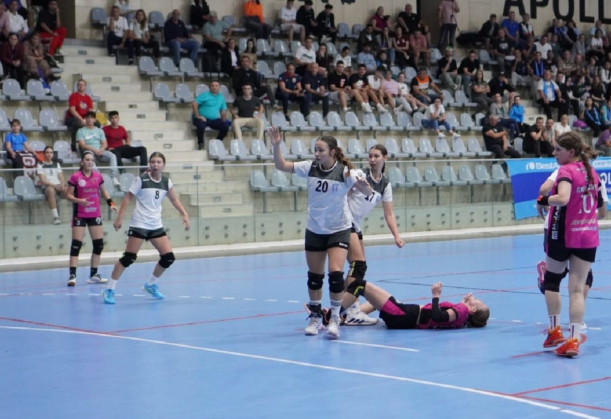 Scandal în handbalul feminin » Junioară de la CSM București, acuzată de Ramona Farcău că și-a lovit intenționat adversara: „A confundat sala cu ringul de box. O agresiune huliganică!” + Decizia de neînțeles a arbitrilor