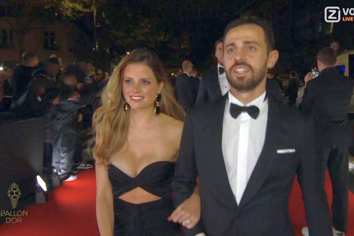 Spectacol și pe covorul roșu! Partenerele fotbaliștilor au făcut furori înainte de Gala „Balonul de Aur”: cine a atras toate privirile