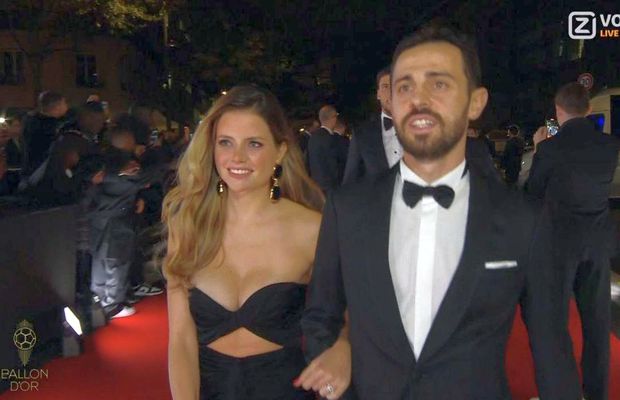 Spectacol și pe covorul roșu! Partenerele fotbaliștilor au făcut furori înainte de Gala „Balonul de Aur”: cine a atras toate privirile