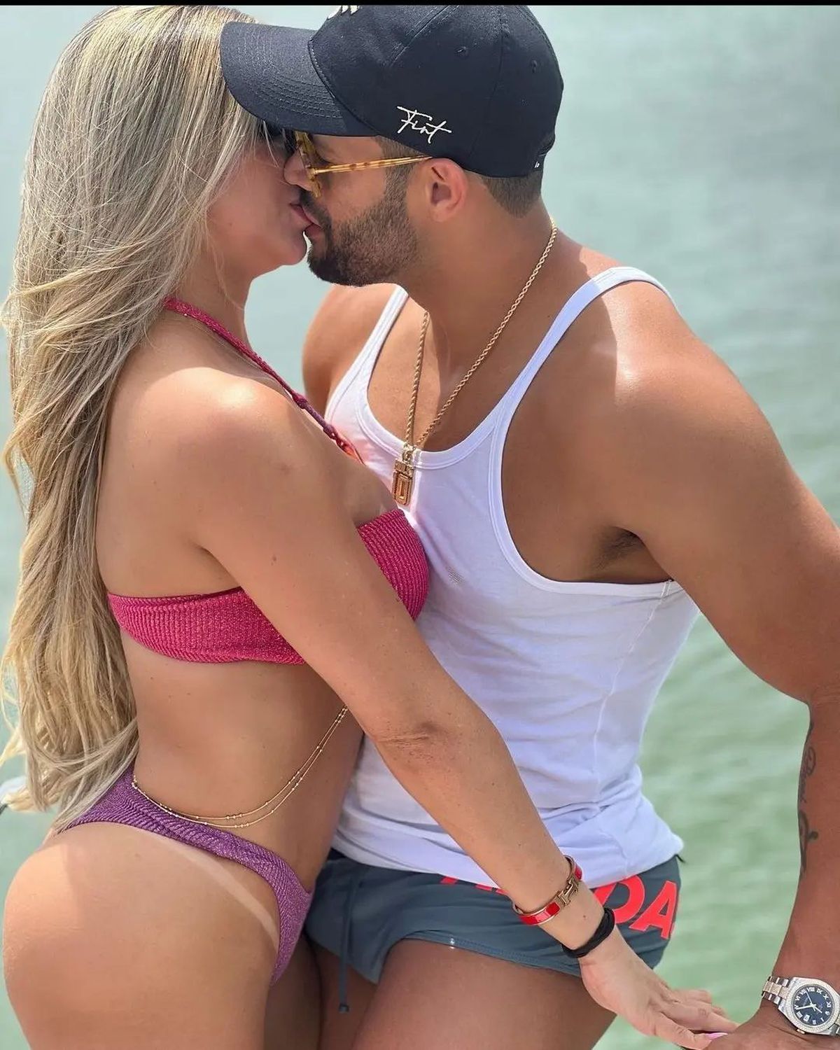 Fostul mare internațional s-a cununat cu nepoata fostei lui soții. Imagini de senzație: party de lux în resort