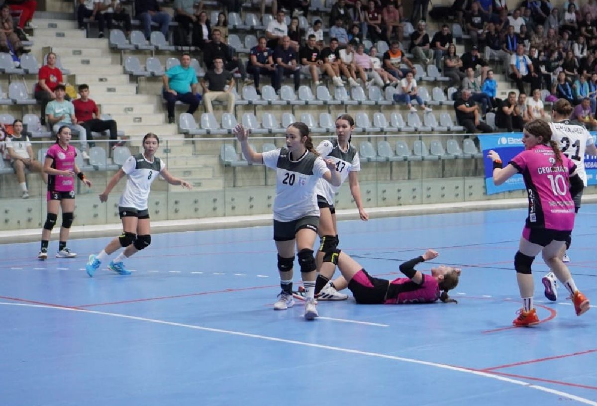 Scandal în handbalul feminin » Junioară de la CSM București, acuzată de Ramona Farcău că și-a lovit intenționat adversara: „A confundat sala cu ringul de box. O agresiune huliganică!” + Decizia de neînțeles a arbitrilor
