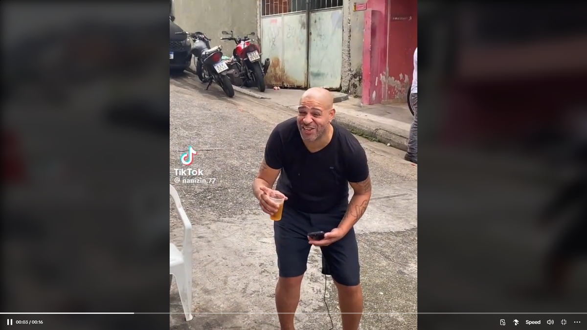 Imagini virale cu brazilianul Adriano » Beat și desculț în favelele din Brazilia