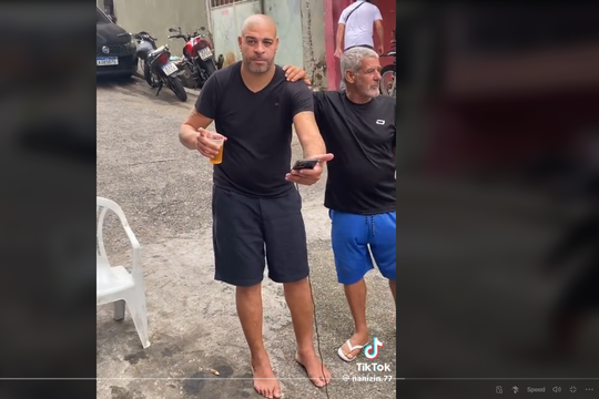 Adriano, beat pe străzile din Brazilia