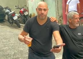 Imagini virale cu brazilianul Adriano » Beat și desculț în favelele din Brazilia