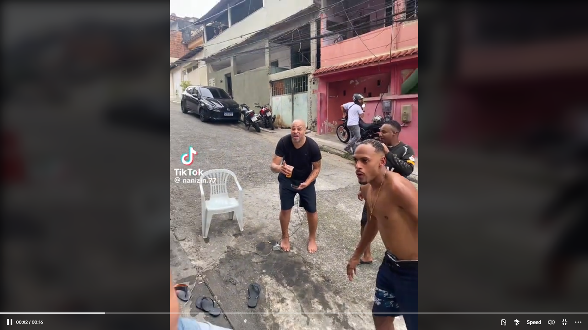 Imagini virale cu brazilianul Adriano » Beat și desculț în favelele din Brazilia