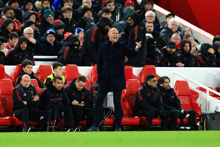 Managerul Arne Slot are 46 de victorii în 71 de meciuri la Liverpool, cu care a câștigat titlul în Premier League în sezonul trecut / Foto: Imago Arne Slot, pus la zid după eșecul SECULAR: „Un trișor! Alegerile lui sunt absurde. Liverpool e o glumă!” » Cum se apără managerul cu un record egalat după 72 de ani