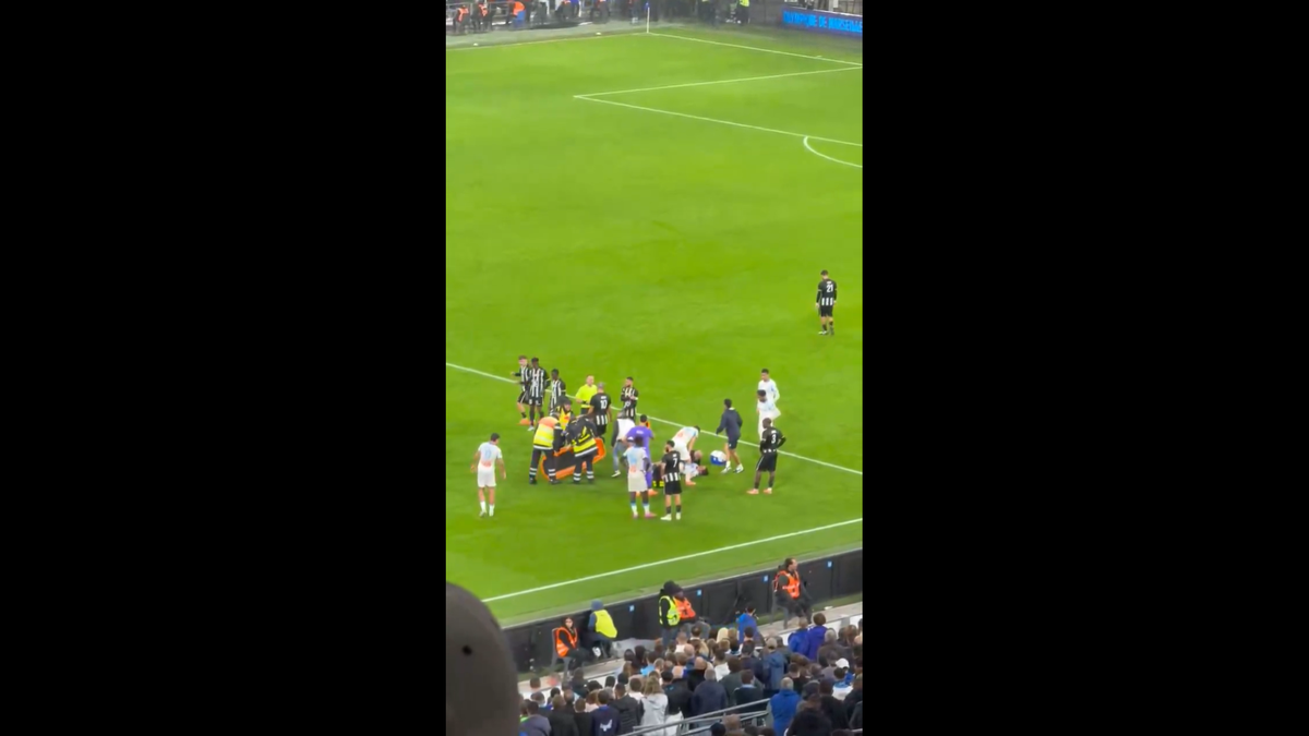 Clipe de coșmar pentru fotbalistul din Ligue 1 » S-a prăbușit pe teren și a fost transportat de urgență la spital: „Suntem îngrijorați”