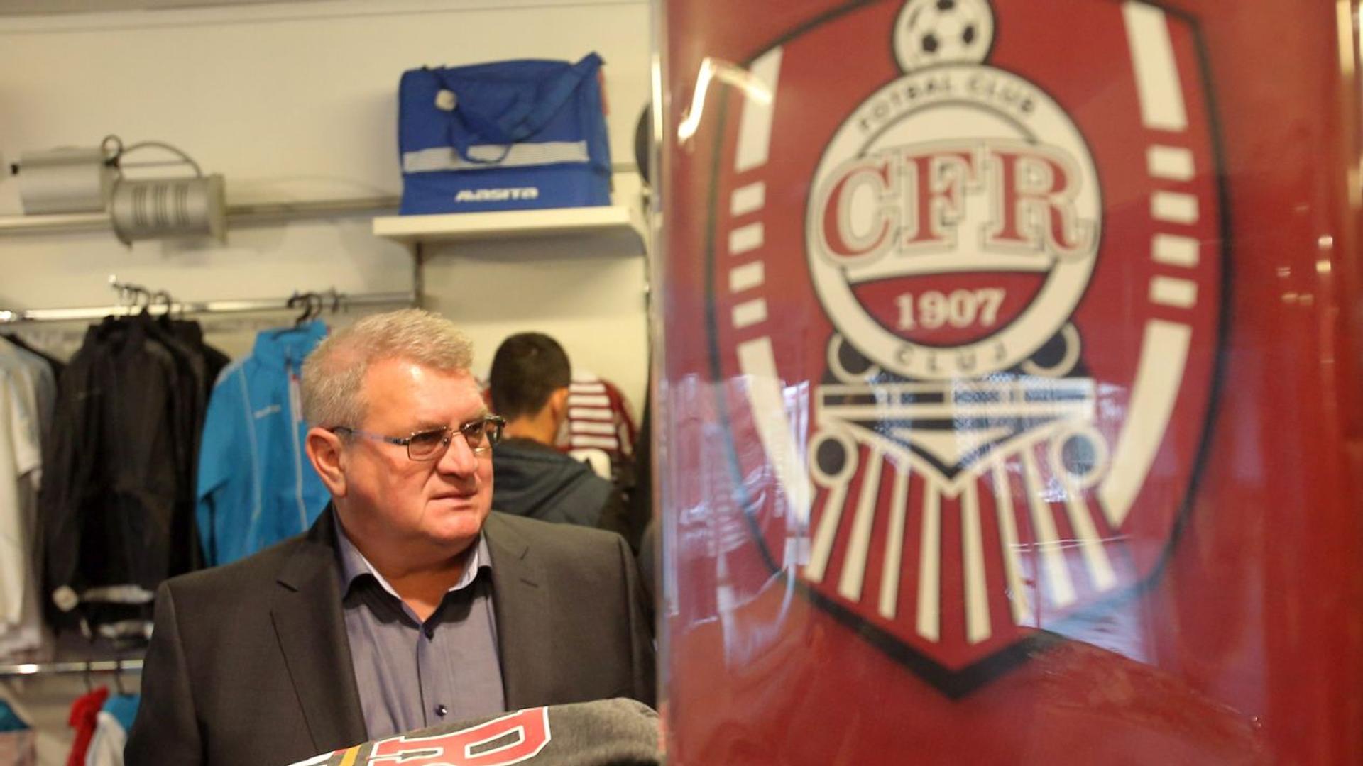 Iuliu Mureșan anunțând oficial transferul mijlocașului Yuval Sade la CFR Cluj, într-o conferință de presă recentă. | sursa foto: Gazeta Sporturilor
