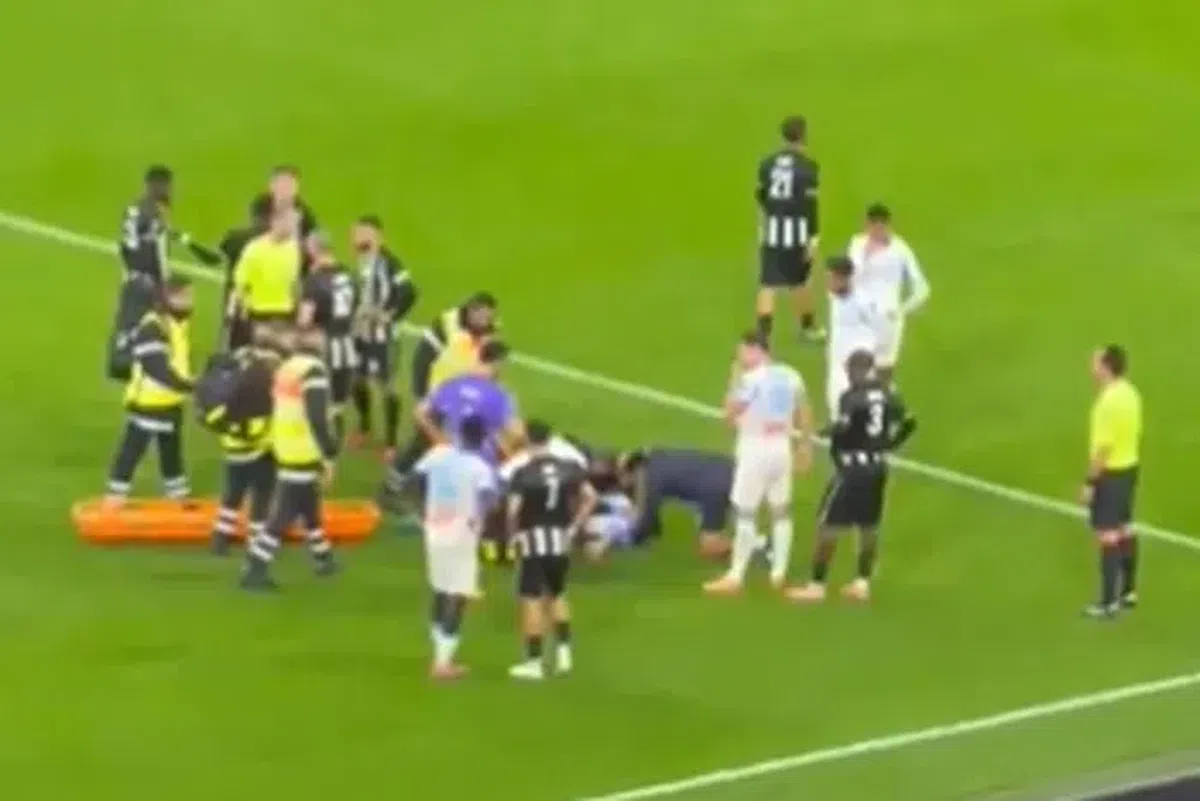 Clipe de coșmar pentru fotbalistul din Ligue 1 » S-a prăbușit pe teren și a fost transportat de urgență la spital: „Suntem îngrijorați”