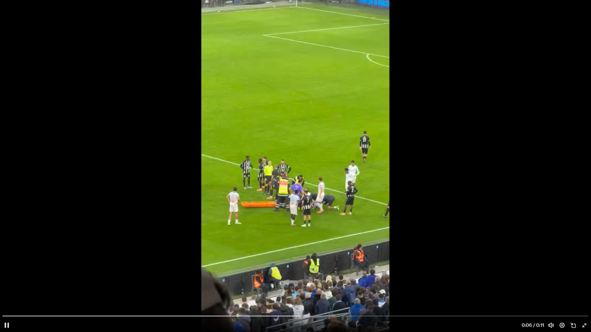 Clipe de coșmar pentru fotbalistul din Ligue 1 » S-a prăbușit pe teren și a fost transportat de urgență la spital: „Suntem îngrijorați”