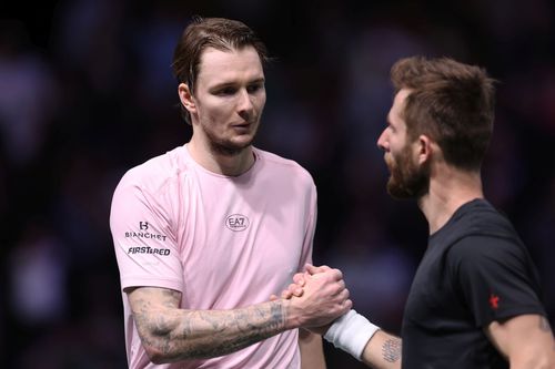 Alexander Bublik, dând mâna cu Corentin Moutet/Foto: Getty Images