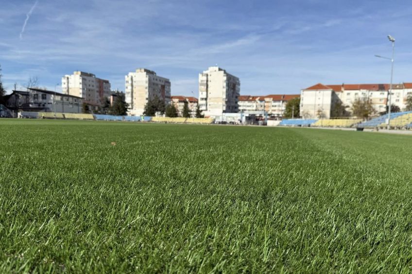 Gazonul stadionului din Slobozia e „masă de biliard”/ foto Facebook @Stefan Musoiu