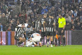 Clipe de coșmar pentru fotbalistul din Ligue 1 » S-a prăbușit pe teren și a fost transportat de urgență la spital: „Suntem îngrijorați”