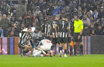 Clipe de coșmar pentru fotbalistul din Ligue 1 » S-a prăbușit pe teren și a fost transportat de urgență la spital: „Suntem îngrijorați”