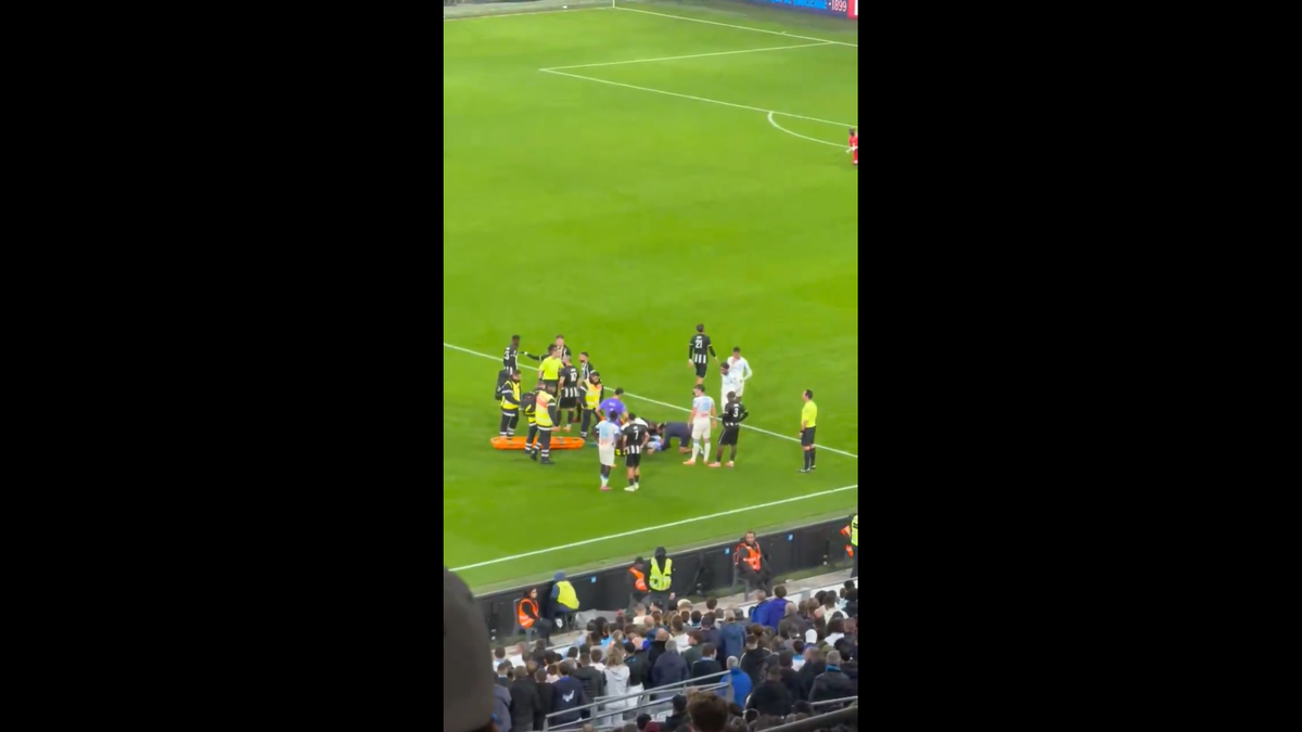 Clipe de coșmar pentru fotbalistul din Ligue 1 » S-a prăbușit pe teren și a fost transportat de urgență la spital: „Suntem îngrijorați”