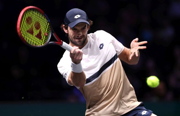 După ce și-a învins verișorul, surprinzătorul campion de la Shanghai mai face o „victimă” și ajunge în „sferturi” la Paris