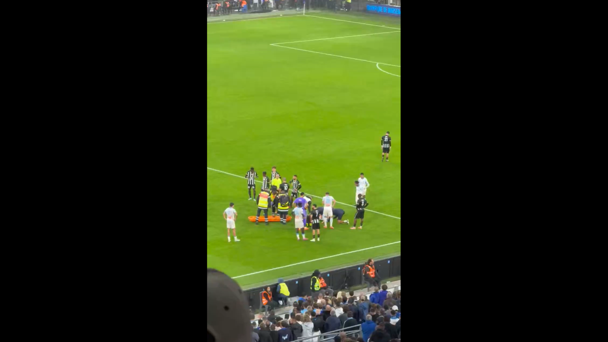 Clipe de coșmar pentru fotbalistul din Ligue 1 » S-a prăbușit pe teren și a fost transportat de urgență la spital: „Suntem îngrijorați”