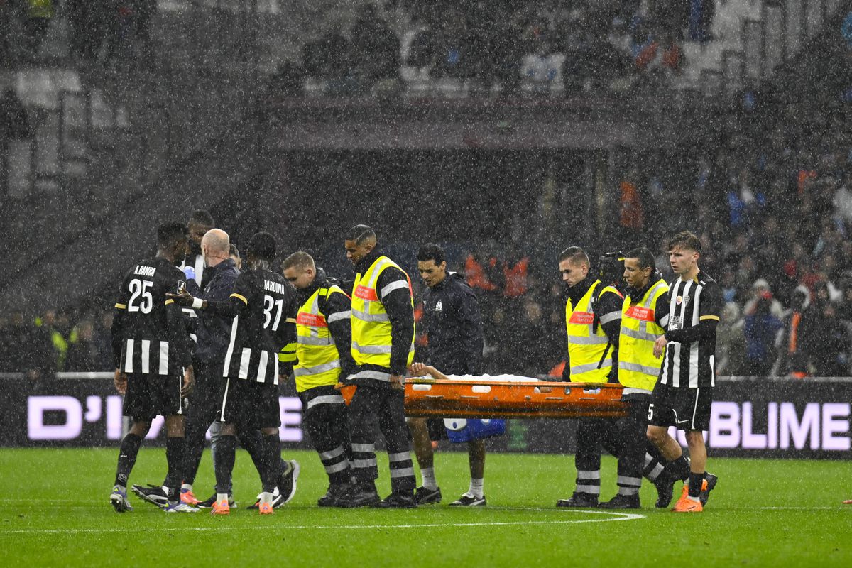 Clipe de coșmar pentru fotbalistul din Ligue 1 » S-a prăbușit pe teren și a fost transportat de urgență la spital: „Suntem îngrijorați”