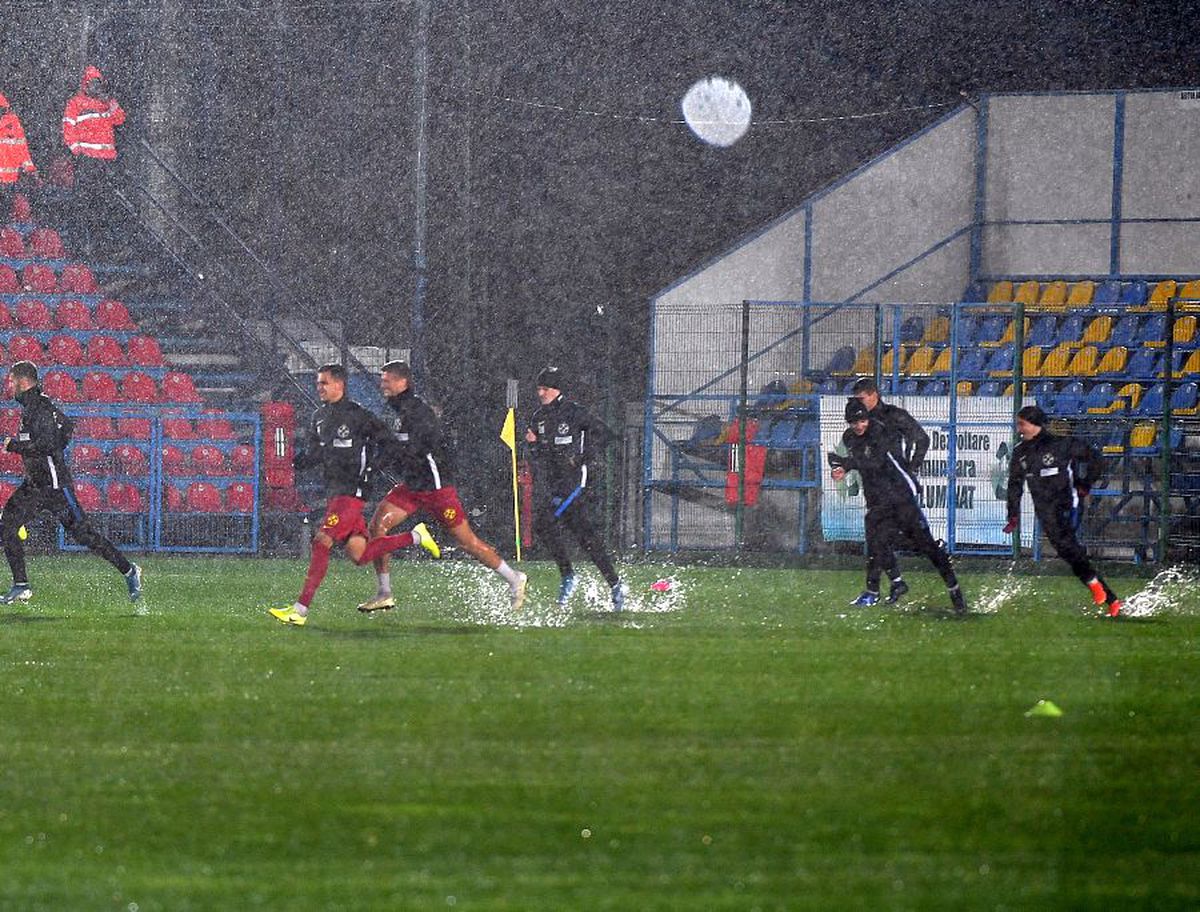 VOLUNTARI - FCSB // VIDEO+FOTO E OFICIAL! Partida a fost amânată din cauza vremii » Când s-ar putea juca
