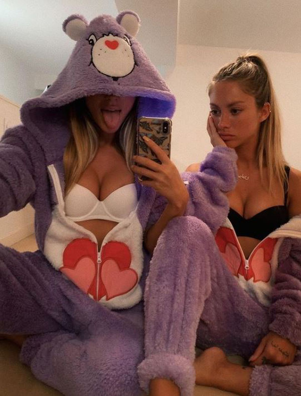 FOTO I-au luat mințile lui Neymar! Cine sunt gemenele care participă la toate petrecerile starului brazilian