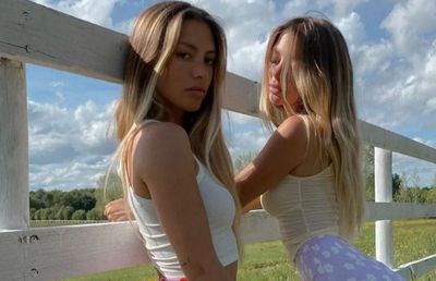 FOTO I-au luat mințile lui Neymar! Cine sunt gemenele care participă la toate petrecerile starului brazilian