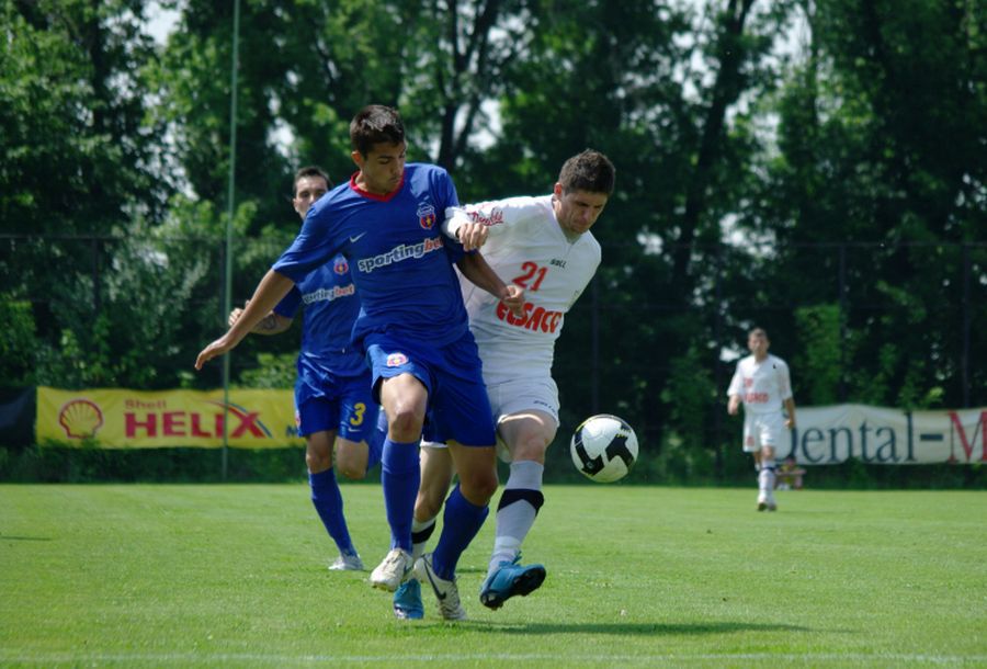 Alexandru Iacob (albastru), la FCSB Alexandru Iacob (albastru), la FCSB
