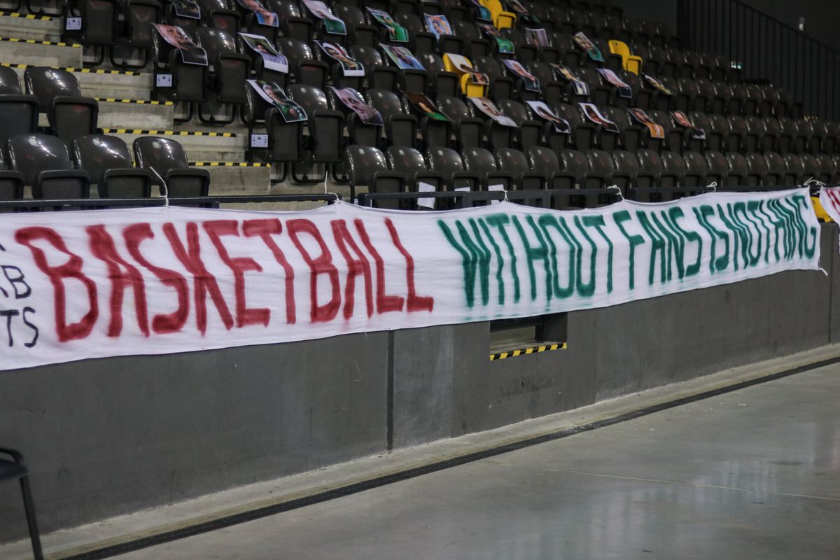 Ca în Germania și Ungaria » Echipa de baschet Sepsi-SIC și-a pus în tribună figurine de carton ale fanilor