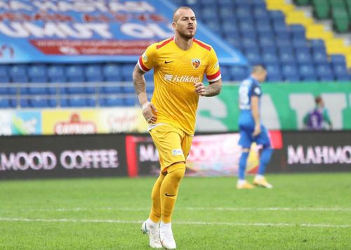 Denis Alibec (29 de ani) a fost confirmat cu noul coronavirus, chiar înaintea partidei dintre Kayserispor și Karagümrük, încheiată la egalitate, scor 0-0.