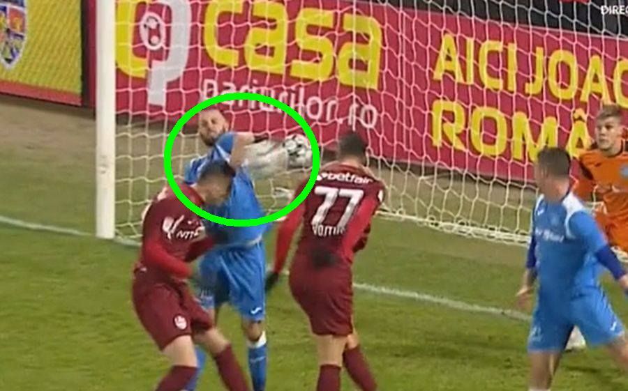 Angiulli respinge mingea cu cotul Angiulli respinge mingea cu cotul