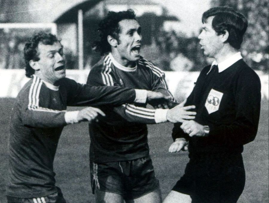 Zoli Crișan și Ilie Balaci protestează în fața arbitrului în timpul meciului cu Bordeaux Fiul lui Zoltan Crișan a vorbit cu Gazeta despre ultimii ani din viața fostului internațional: „Tati a murit sărac, dar n-a cerșit niciodată”