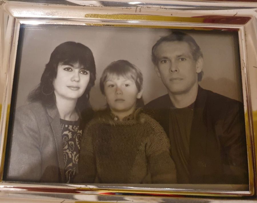 Zoli Crișan, alături de soție și micuțul Robert Fiul lui Zoltan Crișan a vorbit cu Gazeta despre ultimii ani din viața fostului internațional: „Tati a murit sărac, dar n-a cerșit niciodată”