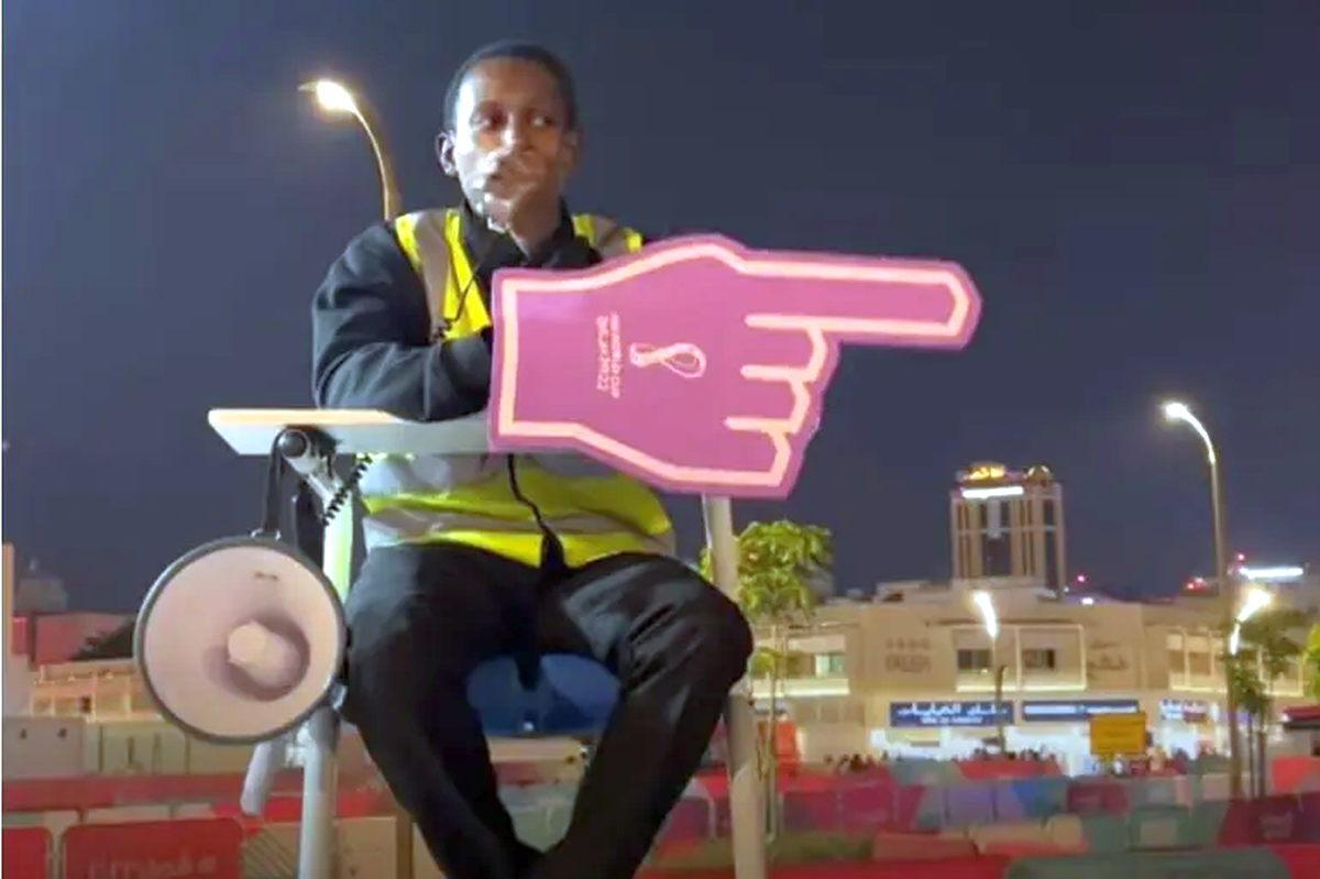 Viralul Mondialului: „Metro? This way!” » Un voluntar face spectacol la CM 2022