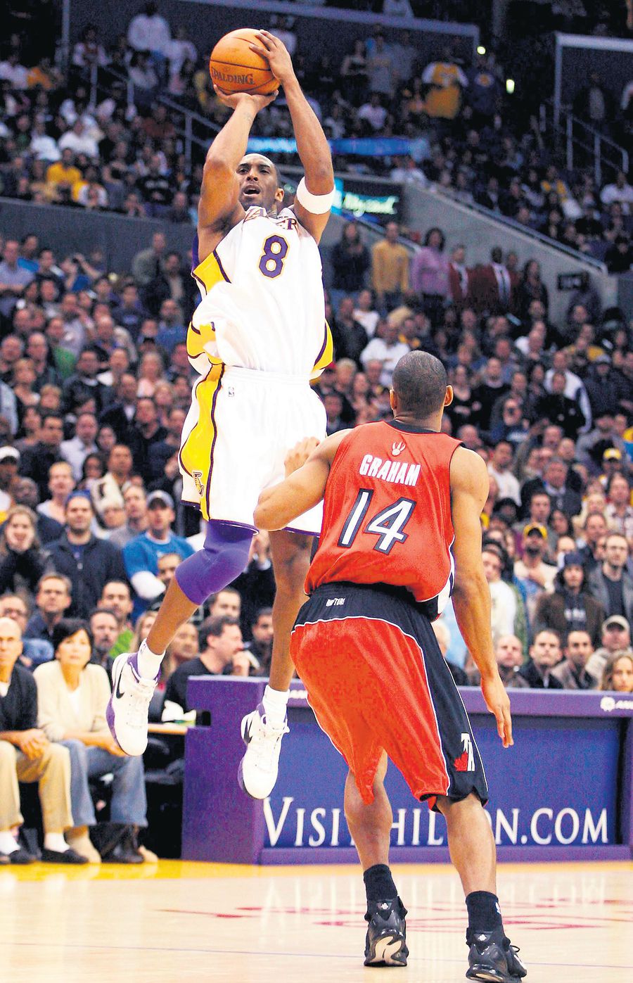 Kobe punctează din nou, spre cel de-al doilea record din istoria NBA ca număr de puncte FOTO Imago Phil Jackson nu l-a vrut pe Kobe ”monument”