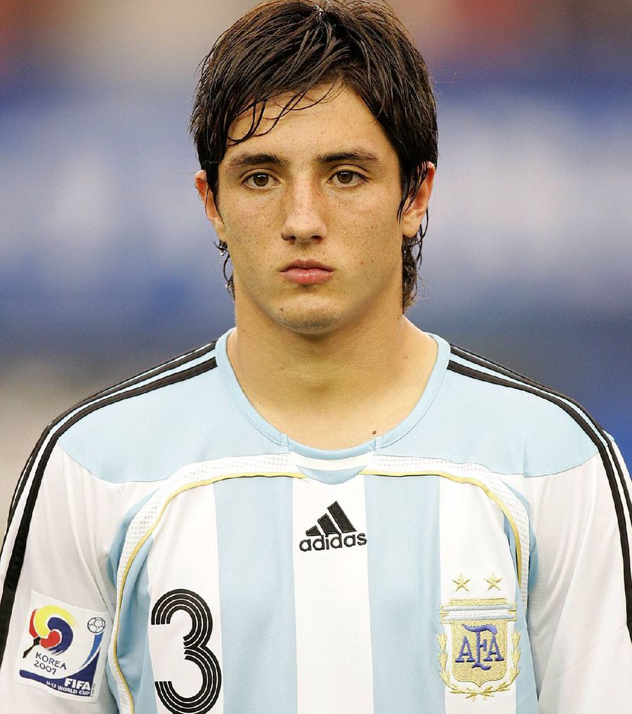 Maxi Oliva a îmbrăcat tricoul Argentinei la Campionatul Mondial U17 din 2007, disputat în Coreea de Sud. Guido Pizarro, Mateo Musacchio sau Eduardo Salvio s-au numărat printre coechipierii săi la acel turneu final / Sursă foto: Imago Images Argentinianul cu trofeu câștigat la Dinamo, despre șansele „pumelor” la Mondial: „Trei echipe sunt mai puternice decât noi, dar îl avem pe Messi!” + detaliul care l-a impresionat