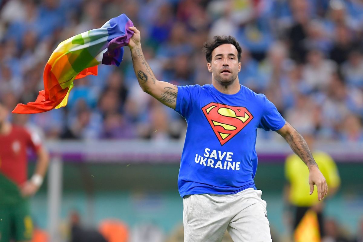 Ce s-a întâmplat cu suporterul care a intrat pe teren cu mai multe mesaje la Mondial » Decizia autorităților din Qatar