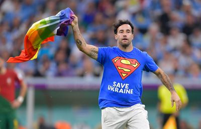 Ce s-a întâmplat cu suporterul care a intrat pe teren cu mai multe mesaje la Mondial » Decizia autorităților din Qatar