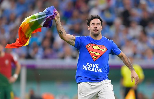 Ce s-a întâmplat cu suporterul care a intrat pe teren cu mai multe mesaje la Mondial » Decizia autorităților din Qatar