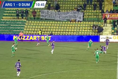 Mesaj-manifest afișat în FC Argeș - CSC Dumbrăvița // sursă foto: captură DigiSport