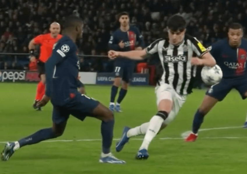 Momentul când Livramento (Newcastle) a atins mingea cu mâna la meciul cu PSG