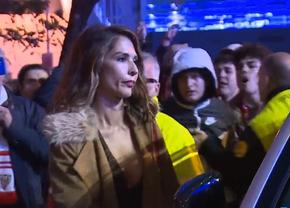 Scandal imens la Sevilla! Fanii au hărțuit și insultat o acționară a clubului în afara stadionului! Situația e critică
