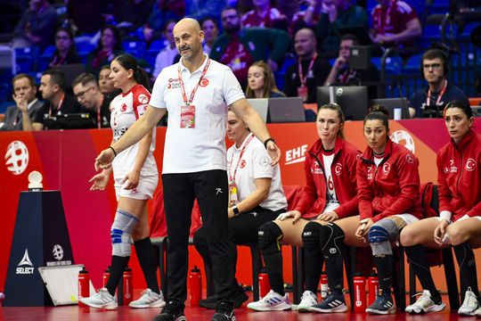 Turcia, națională pregătită de Costică Buceschi, a obținut primul punct din istorie la un Campionat European de handbal feminin. A remizat cu Macedonia de Nord, scor 25-25, în runda secundă a grupei A.
