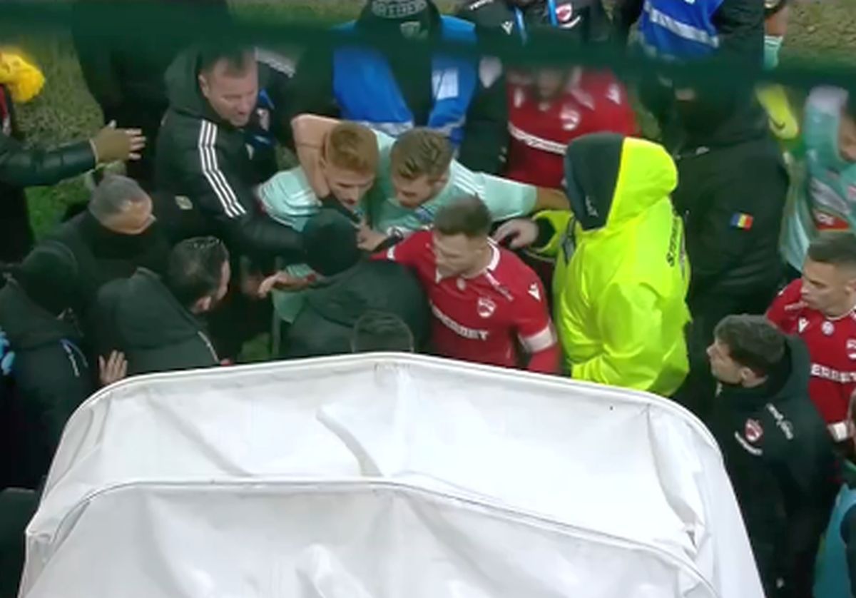 Abia l-au ținut! Scandal pe tunel, la pauza meciului Dinamo - Sepsi