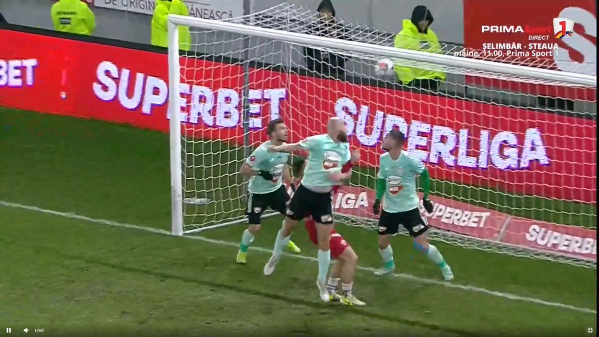 Autogol de necrezut în Dinamo - Sepsi. Cum a putut să lovească mingea!