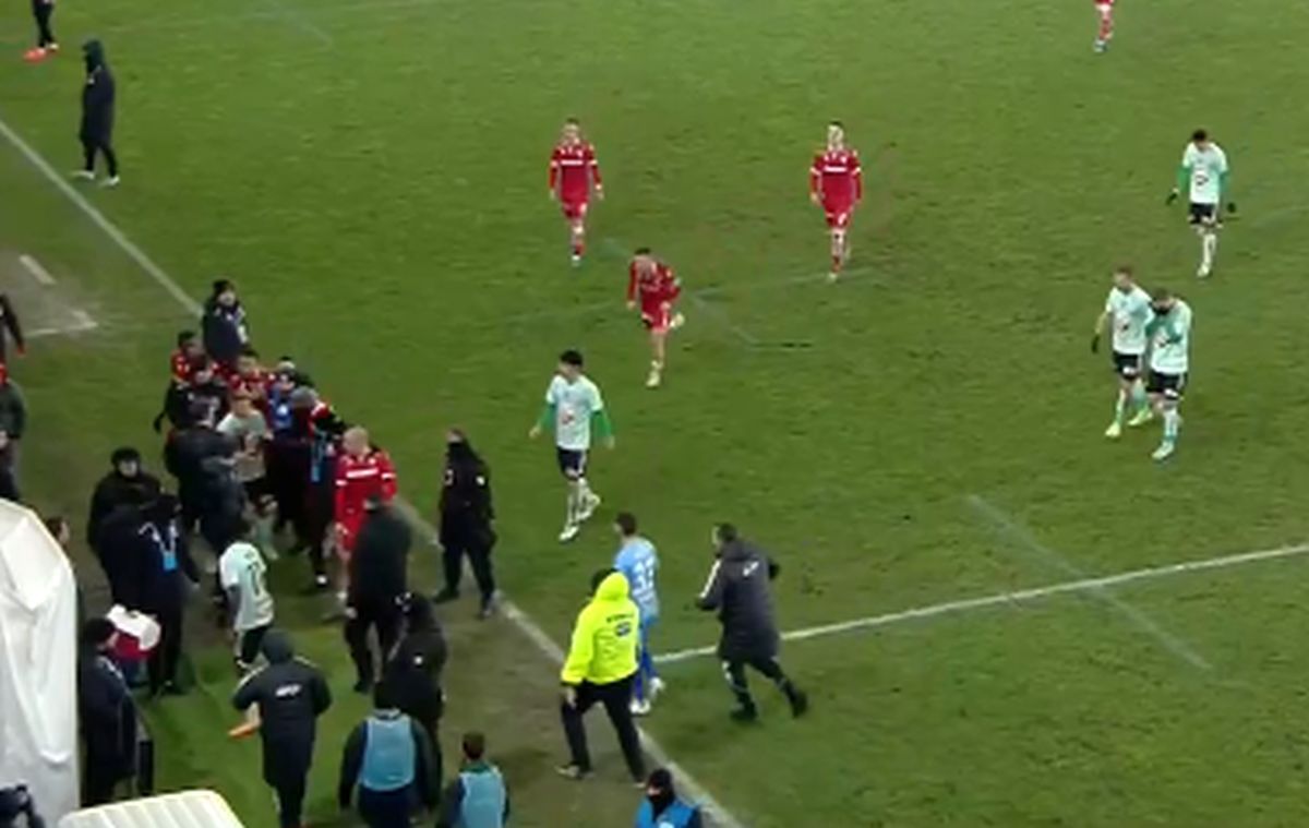 Abia l-au ținut! Scandal pe tunel, la pauza meciului Dinamo - Sepsi